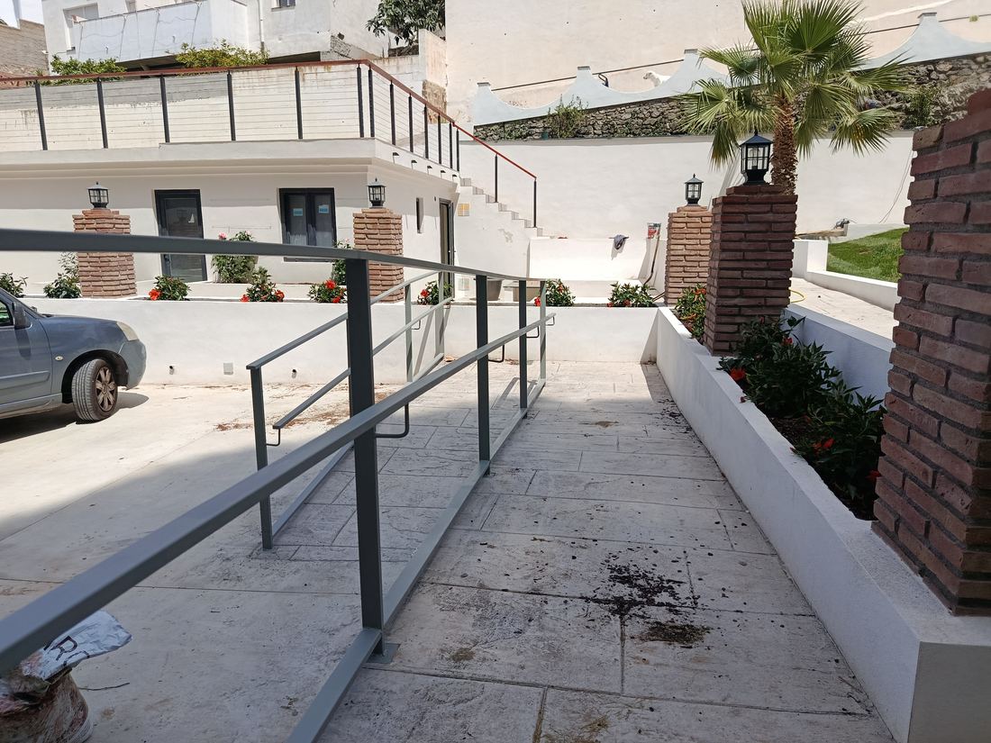 Barandilla de acero para rampa de acceso en una vivienda de Almuñécar