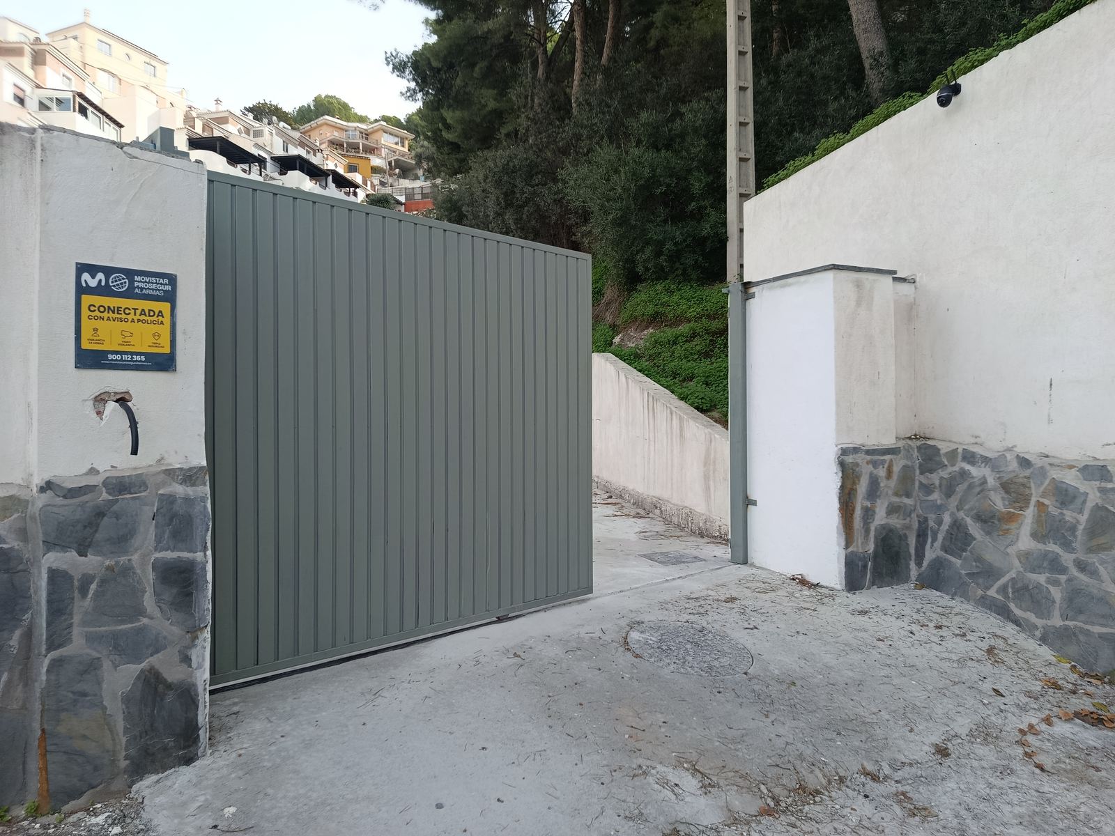 Cancela corredera de hierro fabricada e instalada en una vivienda de Almuñécar, Granada
