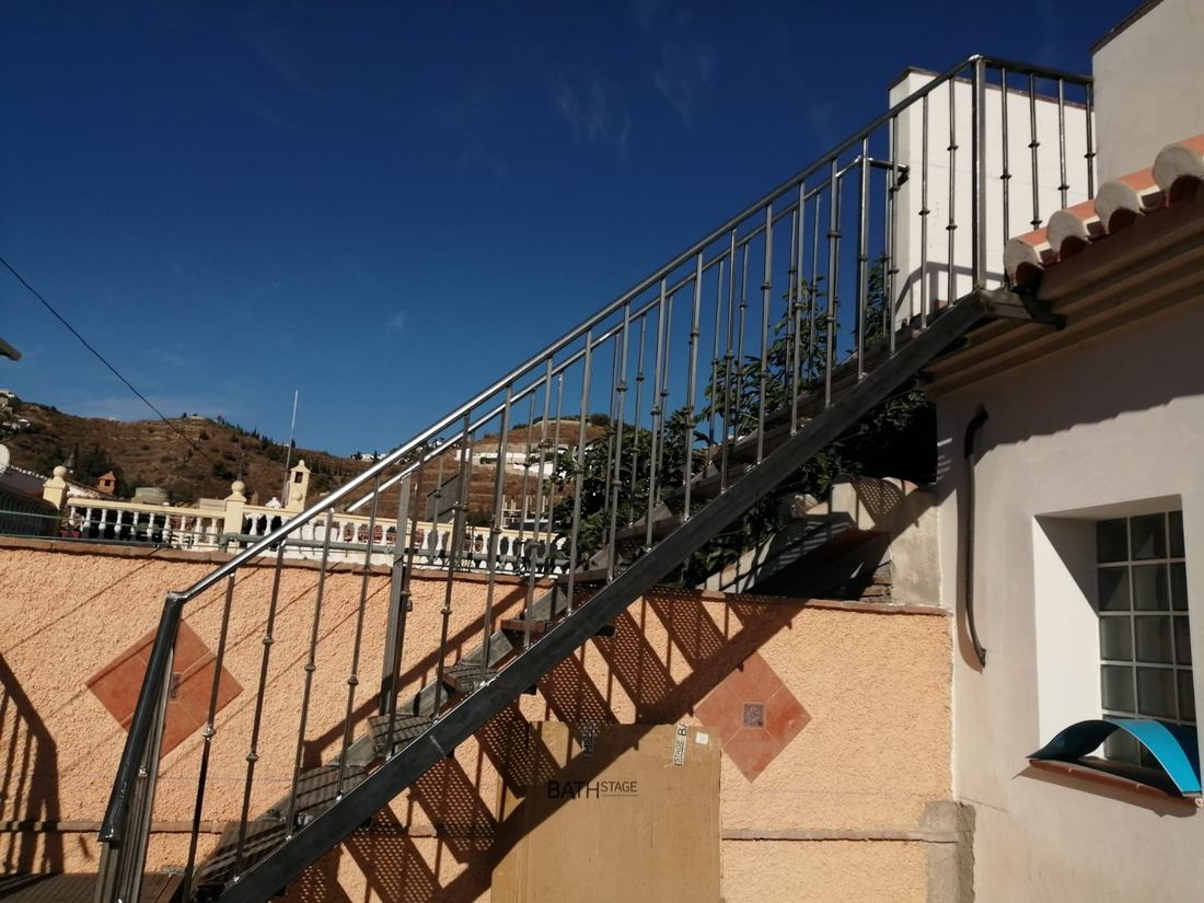 Escalera exterior de hierro con barandilla de acero inoxidable en Almuñécar