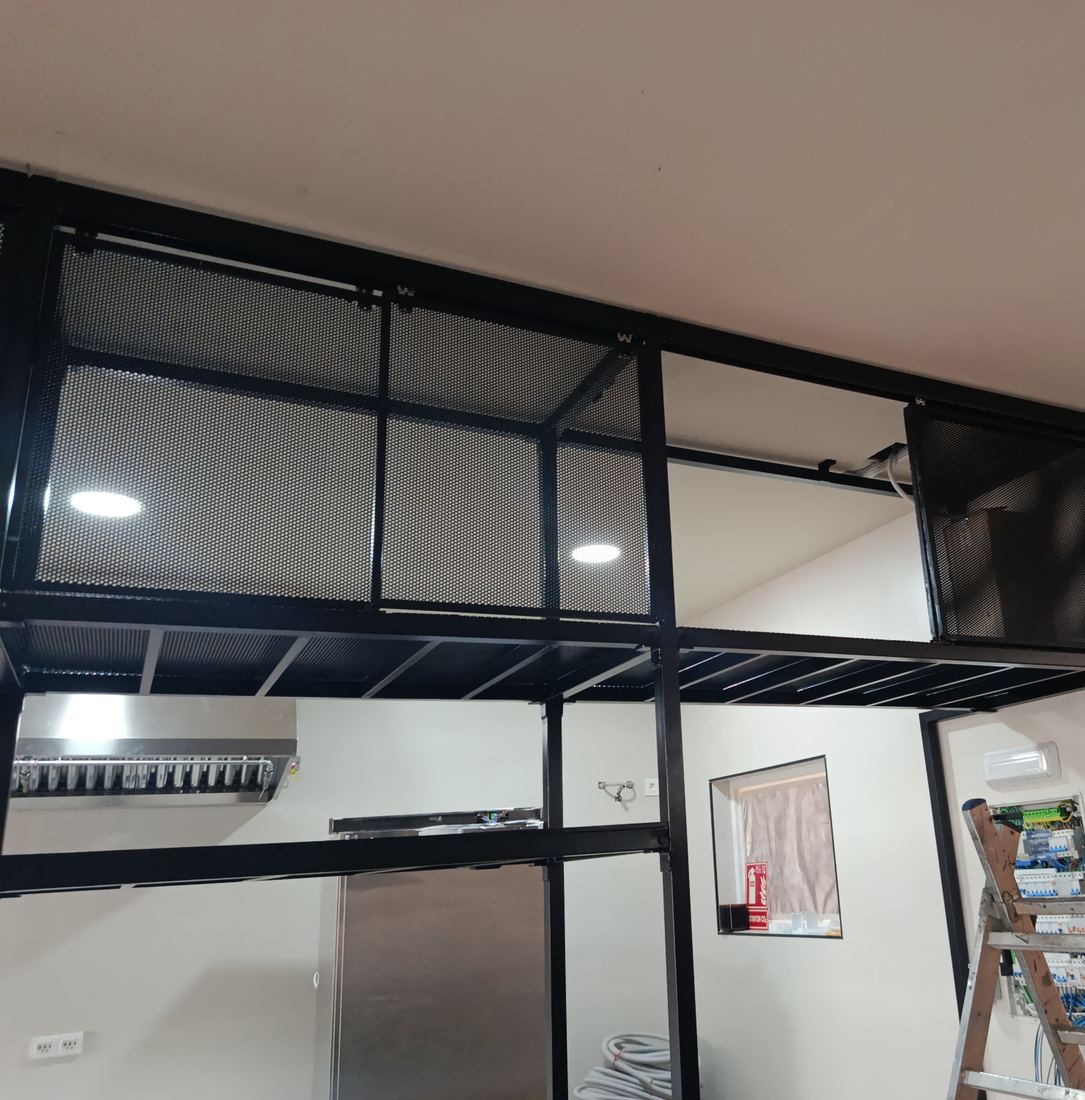 Estructura y cerramiento de hierro con chapa perforada en un local de hostelería