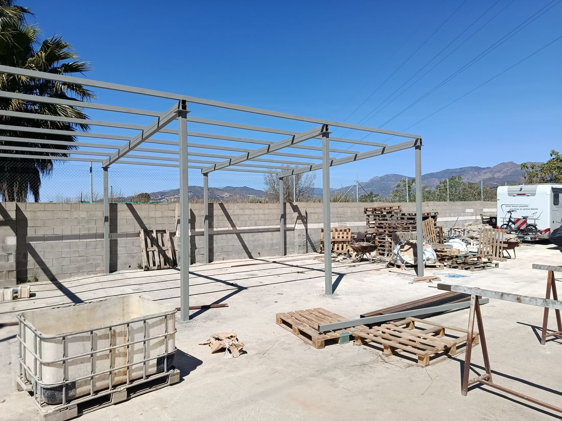 Estructura tubular de hierro para porche, montada en parcela de Almuñécar